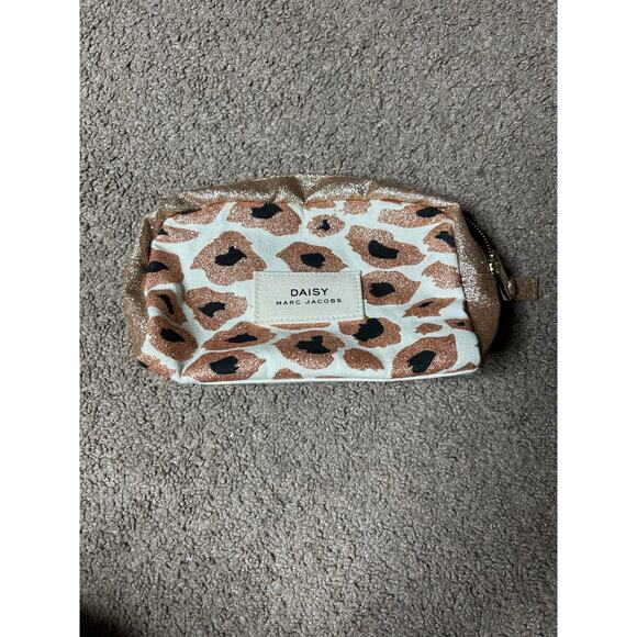 MARC JACOBS DAISY VIP Gift Cosmetic Essentials Pouch CHEETAH print Glitter - Picture 1 of 4